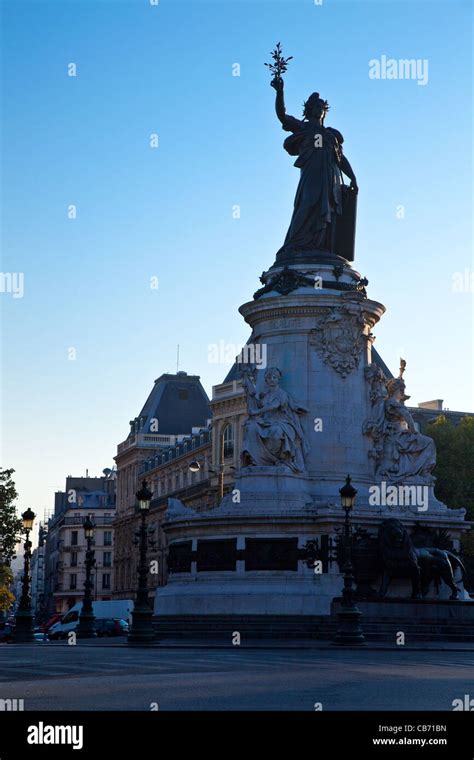 Marianne france statue hi-res stock photography and images - Alamy