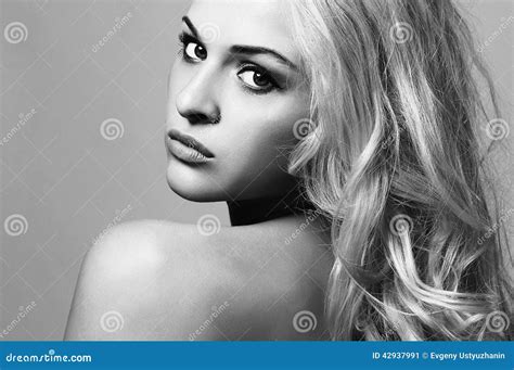 Beau Visage De Jeune Femme Fille Blonde Portrait De Monochrome D Art