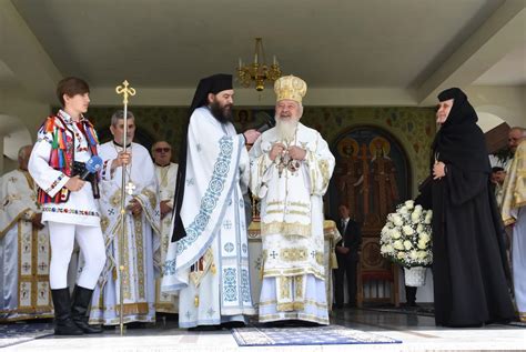 Mitropolitul Andrei A Binecuv Ntat Miile De Pelerini La Hramul Istoric