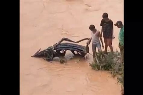 Orang Tewas Terjebak Di Mobil Yang Terseret Banjir Bandang Di Pesisir