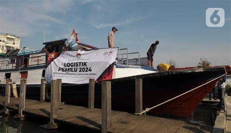 Gunakan Kapal Tradisional Pengiriman Logistik Pemilu 2024 Ke Kabupaten