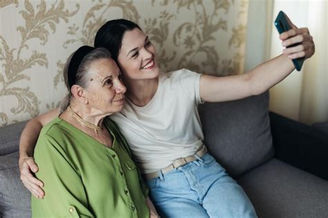 Abuela Y Nieta Miran El Tel Fono Inteligente Mientras Est N Sentadas En