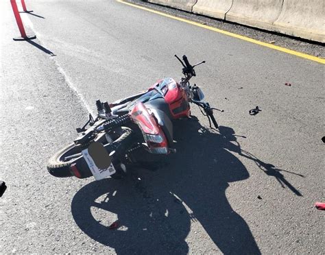 Motociclista resulta herido al chocar por alcance contra automóvil