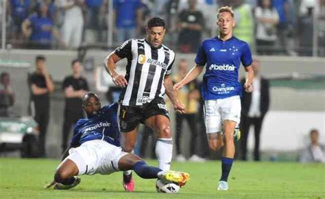 Contra Cruzeiro Hulk alcança feito inédito a camisa do Atlético