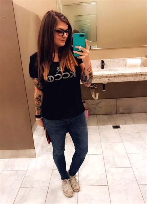 Chivettes From Ichive Share Sexy Photos While Bored At Work Hotness