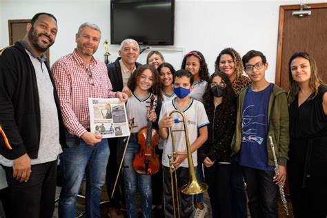 Rodrigo Drable Recebe Jornal Produzidos Por Alunos De Escola Da Rede