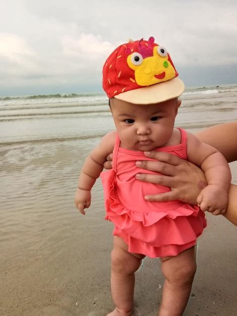 Premium Photo Cropped Hands Of Mother Holding Daughter At Beach