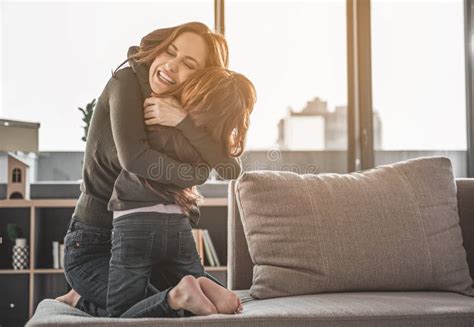 Mamá Que Abraza a Su Niño Después De La Separación Larga Foto de