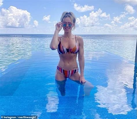 9 Hot Sexy Sarah Lindsay Bikini Pics