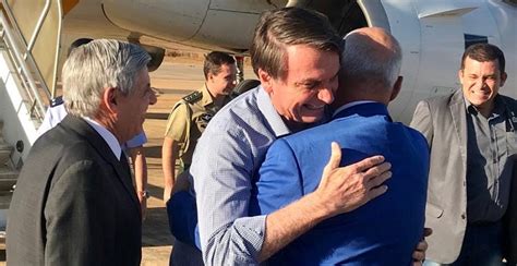 Bolsonaro chega a Brasília e já rebate fake news sobre reforma