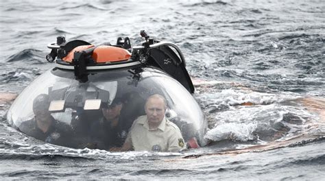 VIDEO En visite en Crimée Vladimir Poutine teste un sous marin de poche