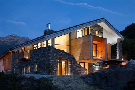 Diseño de casa moderna en la montaña fachada piedra madera Construye