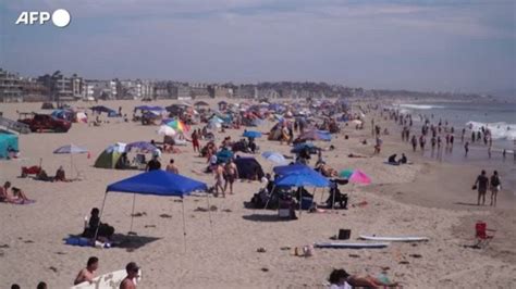 Ondata Di Caldo In Usa Le Spiagge Di Los Angeles Prese D Assalto Youtube