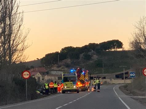 Un joven resulta herido tras volcar su vehículo en la carretera entre