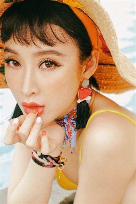 Angela Phương Trinh khoe dáng với bikini một mảnh ở hồ bơi