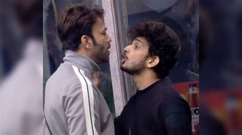 Bigg Boss 17 Munawar Grabs Vickys Neck In An Ugly Fight Both Pass