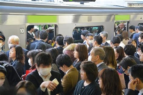 迷惑リュックにドア地蔵、タックルおじさん 満員電車で「イラッ」とした経験、ありますか？全文表示｜jタウンネット