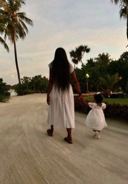 Naomi Campbell Prima Vacanza Da Mamma Alle Maldive Veste Di Bianco