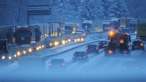 Der erste Schnee sorgt in München für Chaos auf den Straßen