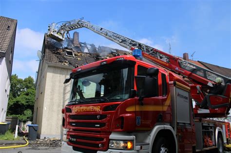 Mensch Stirbt Bei Feuer Einsatzkr Fte Bek Mpfen Brand In