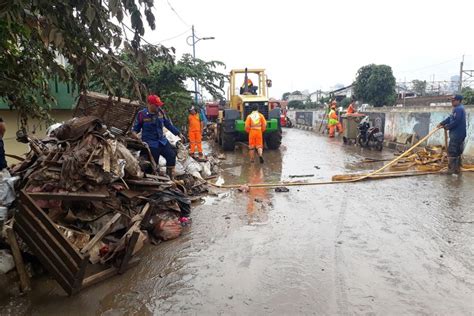 Banjir Surut Warga Kampung Pulo Mulai Bersihkan Rumah Masing Masing