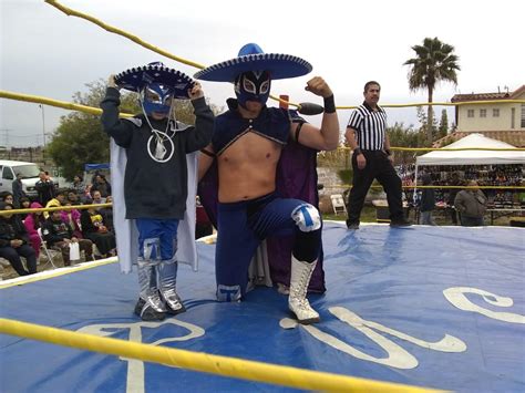 Disfrutan familias rosaritenses espectáculo de lucha libre con causa