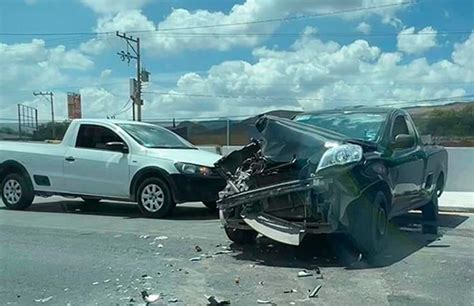 Camioneta se estrella contra contención en el bulevar