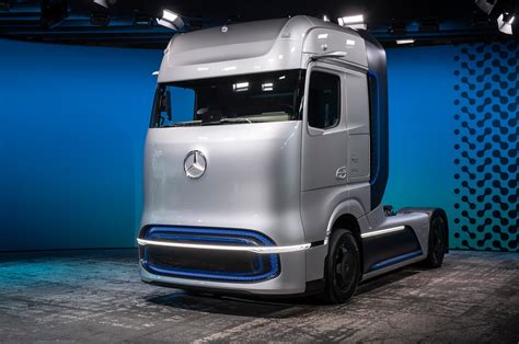 Mercedes Benz Genh2 Truck Signals 2025 Fuel Cell Long Hauler With 1000