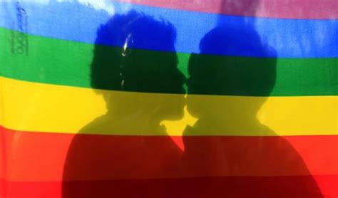 COPPIA GAY DISCRIMINATA IN ALTO ADIGE PER UN BACIO ALLE TERME L ACCUSA E DI ARCIGAY Radio