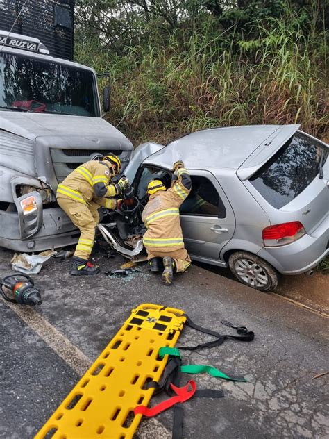 Motorista de carro fica preso às ferragens após batida frontal