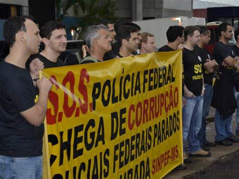 Policiais Federais Recebem Temer Faixa De Protesto No Aeroporto