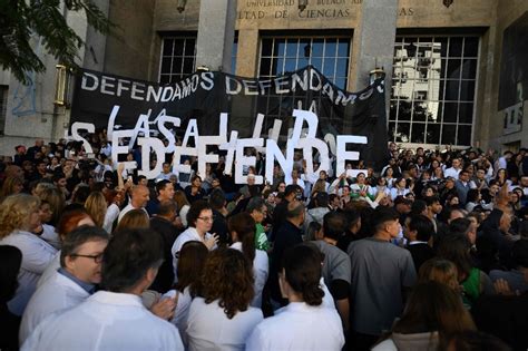 La Jornada Universidades y científicos de Argentina protestan contra