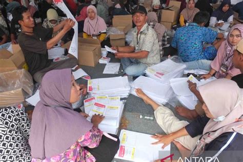 Kpu Jember Libatkan Pekerja Lipat Surat Suara Pemilu Antara