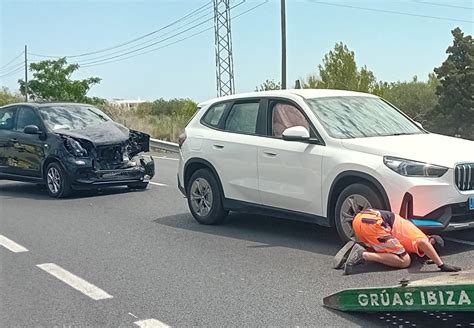 Un Conductor Resulta Herido En Una Colisi N Entre Dos Coches En La