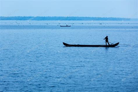 دانلود عکس ضد نور مرد با قایق در دریا Man On Boat تایم کد