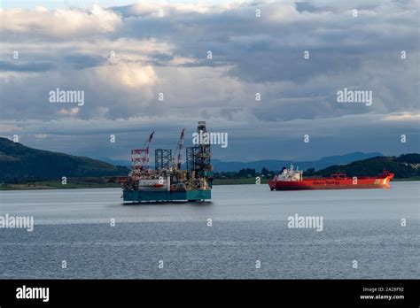 North sea oil rig hi-res stock photography and images - Alamy