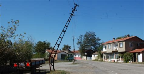 YAMUK ELEKTRİK DİREKLERİ TEHLİKE SAÇIYOR Devrim Gazetesi