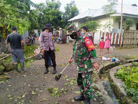 Selain Gotong Royong Babinsa Kodim 1628 Sumbawa Barat Memberikan