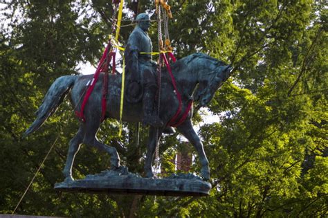 Robert E Lee Statue Removed In Charlottesville Va The Columbian