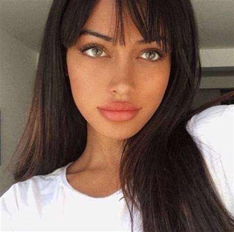 Pin By Nollewenn Roger On Beautiful Woman Long Hair With Bangs Brunette Makeup Hair Beauty