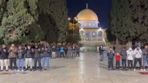 Muslim Palestina Tetap Gelar Sholat Tarawih Di Sekitar Masjid Al Aqsa