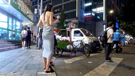 街拍夜幕下的成都，火辣的露背裝，讓附近的路人好害羞，4k，street Photography China Chinese Girls，chengdu，sexy，beauty，long