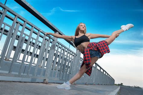 Acrobata Da Menina Gin Stica Um Atleta Novo Em Um Terno Azul E Branco