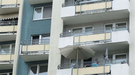 Mann stürzt vom Balkon im zweiten Stock