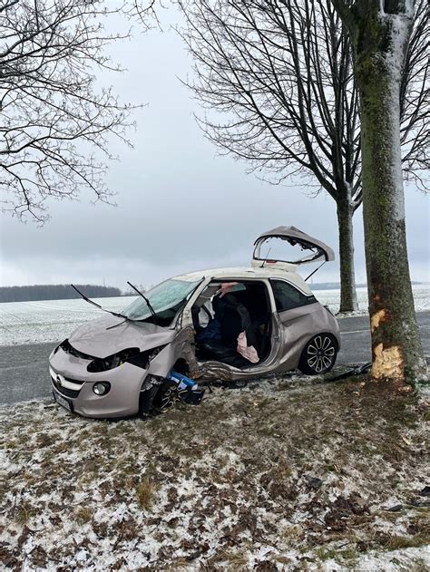 Unfall Mit Sommerreifen Auf Glatter Fahrbahn Frau Schwer Verletzt