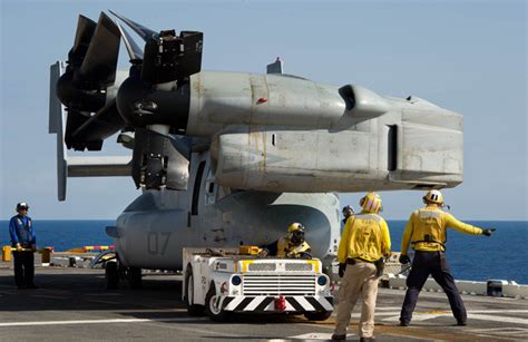 米海軍の強襲揚陸艦ワスプ艦上に駐機中のm：米強襲揚陸艦「ワスプ」 写真特集：時事ドットコム