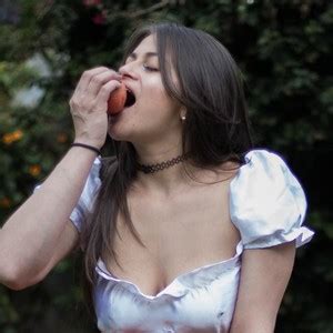 Auris Naked Before Webcam In Live Video Chat Virtual Strippers
