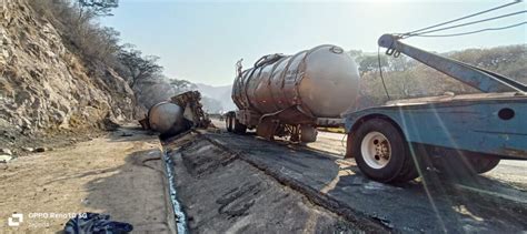 Vuelca tráiler que transportaba diésel y termina en llamas en la Tepic