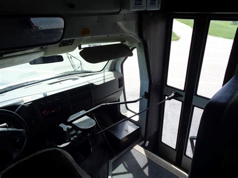 2006 Thomas Chevy Express 3500 30 Passenger Shuttle Bus