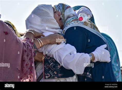 A Kashmiri Muslim Pilgrim L Gives A Farewell Hug To Her Relative As